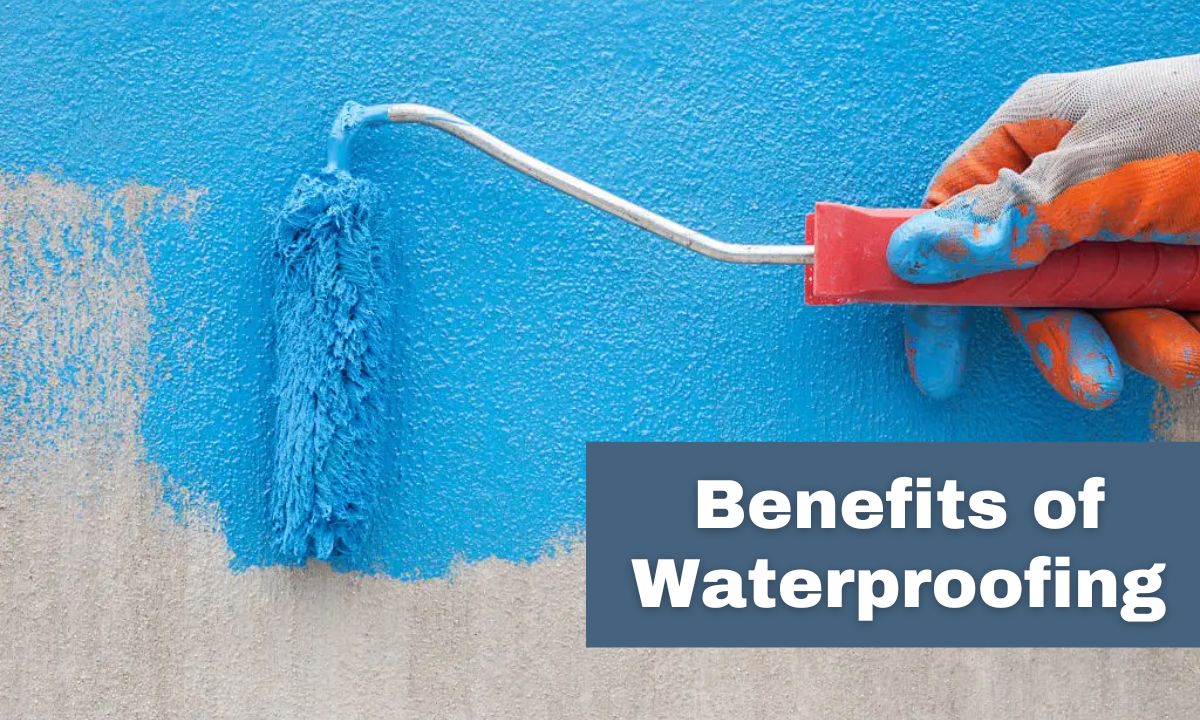 warker is Paintimg a wall Blue Using Waterproof Chemical for Wall